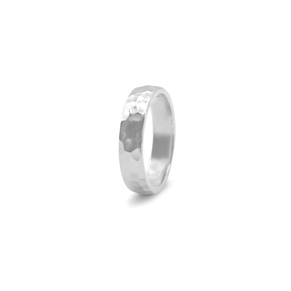 Handgefertigter Herren Silber Bandring mit gehämmerter Oberfläche minimalistisch robust elegant perfekt für Alltag oder besondere Anlässe Sprezzi Fashion