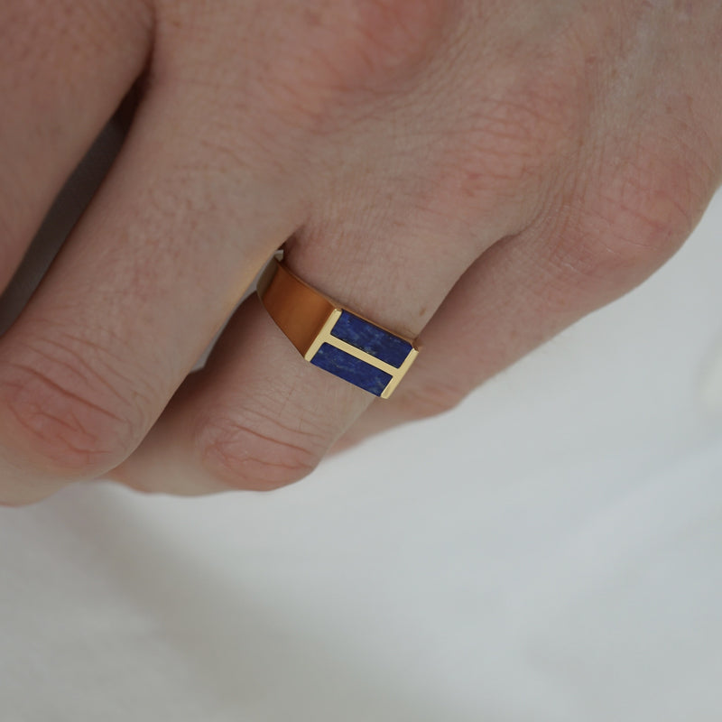 Handgemachter Gold Ring mit zwei Lapis Steinen minimalistisch elegant und hochwertig Sprezzi Fashion