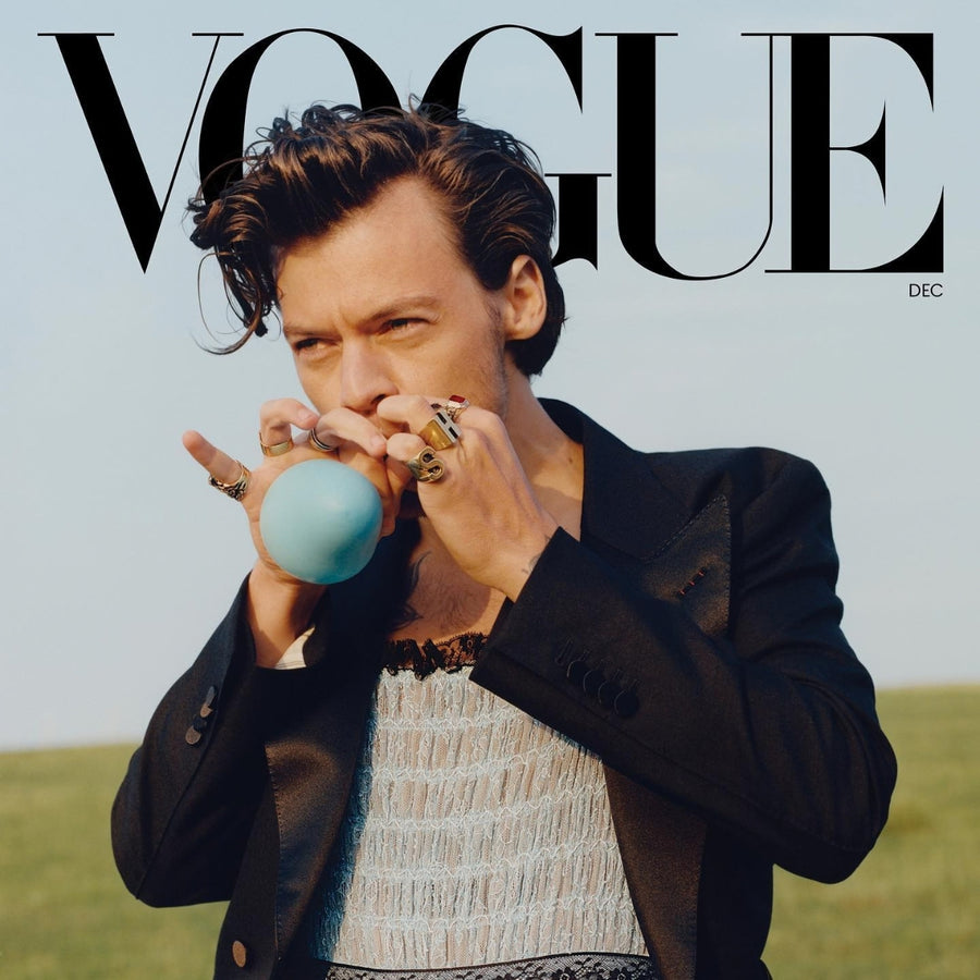 Harry Styles mit vielen goldenen und silbernen Ringen in unterschiedlichen Formen beim spielerischen Ring Stacking Sprezzi Fashion