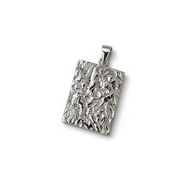 Detailansicht des Herren-Anhängers aus 925 Sterling Silber mit markanter Meteorit-Oberflächenstruktur Sprezzi Fashion