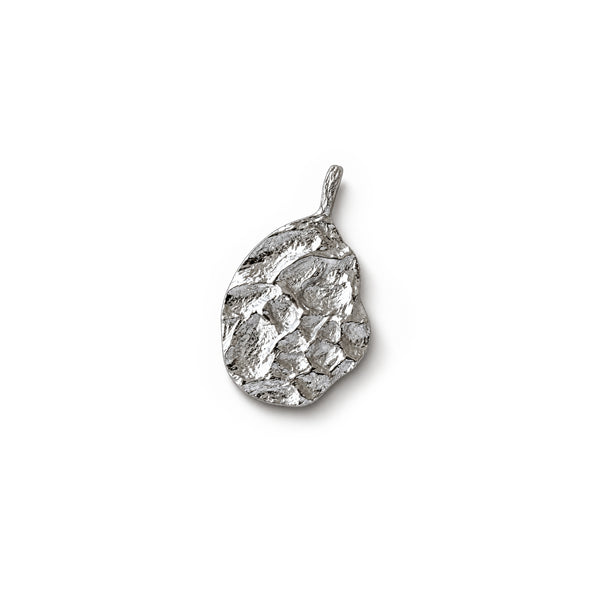 Detailansicht des ovalen Herren-Anhängers aus 925 Sterling Silber mit markanter Meteorit-Oberflächenstruktur Sprezzi Fashion
