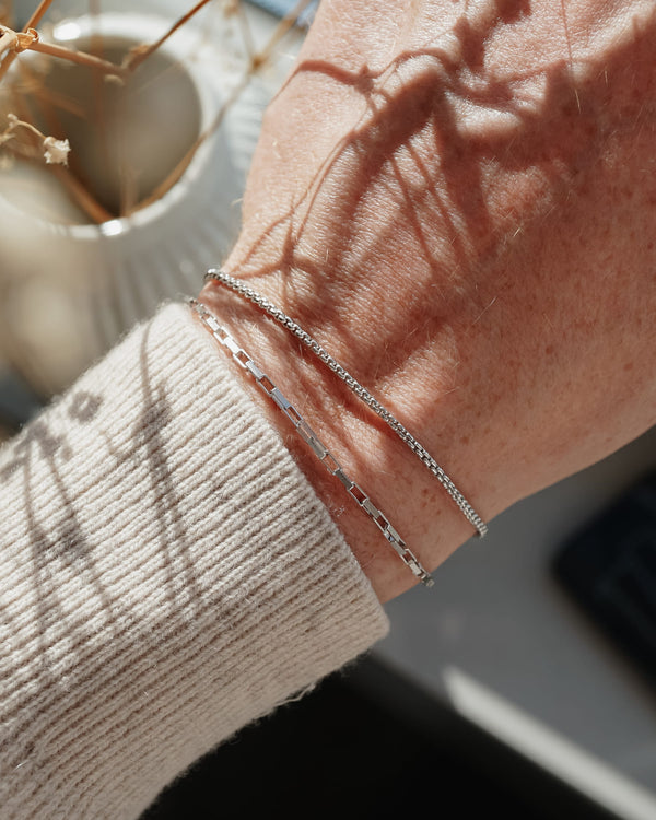 Feines Herrenarmband Silber aus 925 Sterling Silber im Box Thin und Small Paperclip Design, kombiniert am Handgelenk, wobei die unterschiedlichen Gliederformen sichtbar werden Sprezzi Fashion