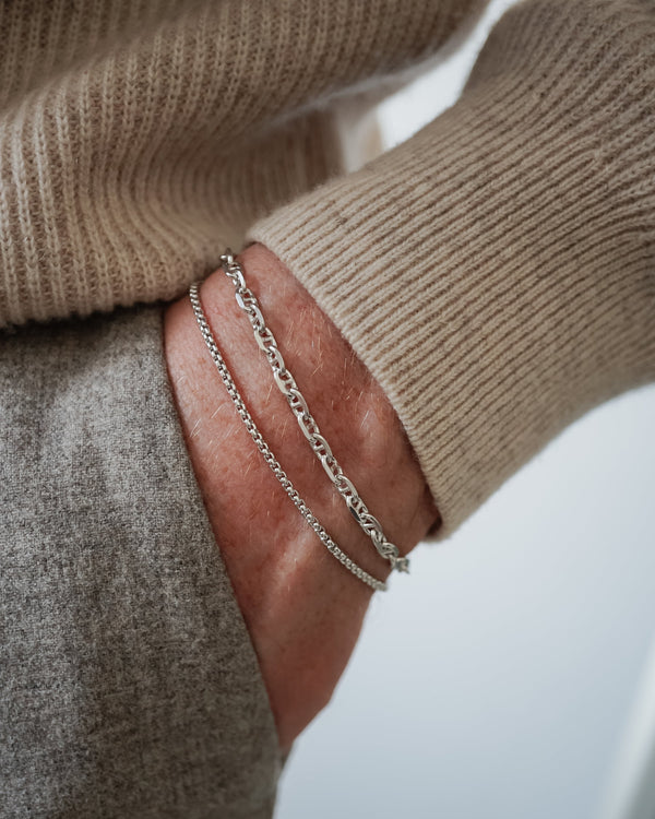 Feines Herrenarmband Silber aus 925 Sterling Silber im Cable Link und Box Thin Design, kombiniert am Handgelenk, wobei die unterschiedlichen Gliederformen sichtbar werden Sprezzi Fashion