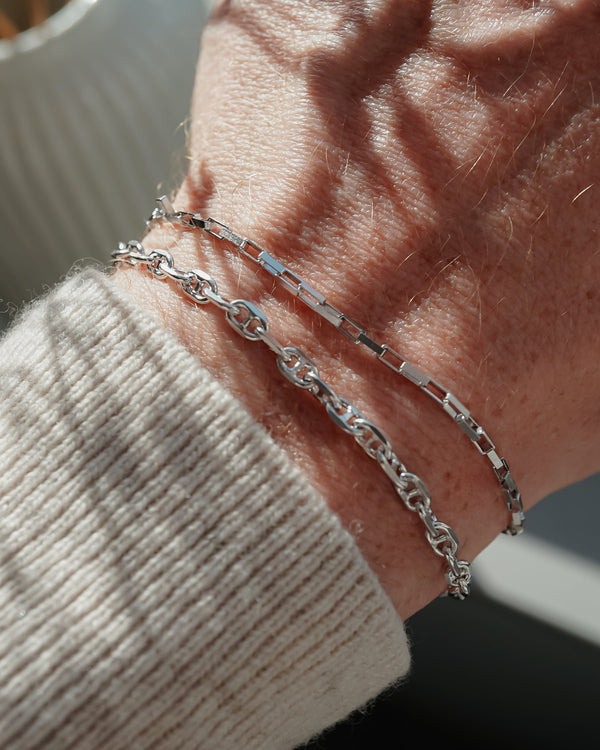 Feines Herrenarmband Silber aus 925 Sterling Silber im Cable Link und Small Paperclip Design, kombiniert am Handgelenk, wobei die unterschiedlichen Gliederformen sichtbar werden Sprezzi Fashion