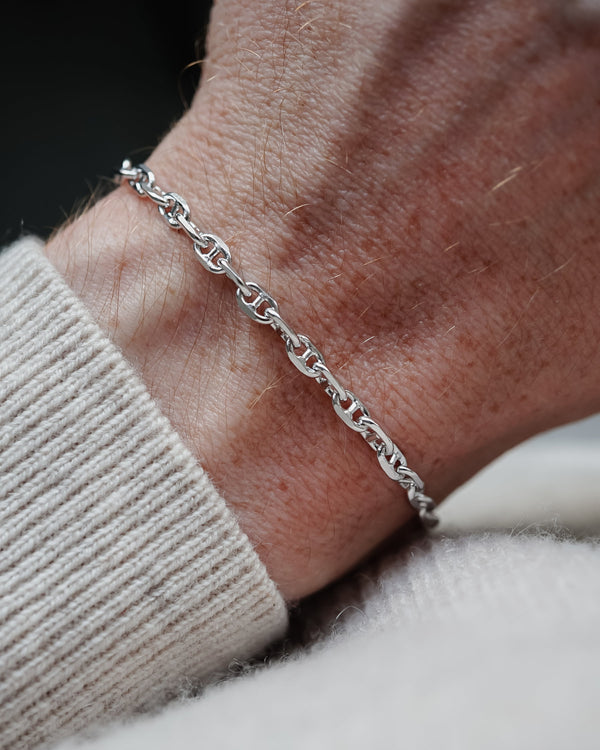 Minimalistisches Silberarmband Herren aus 925 Sterling Silber im Cable Link Stil, das locker am Handgelenk liegt und durch seine gleichmäßigen Glieder eine ruhige, stilvolle Wirkung erzeugt Sprezzi Fashion