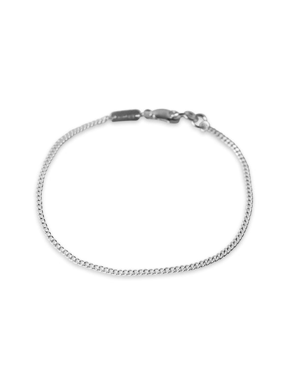 Minimalistisches Silberarmband Herren aus 925 Sterling Silber im Small Curb Design, wobei die schmalen Panzer Glieder und die gleichmäßige Struktur klar sichtbar sind Sprezzi Fashion