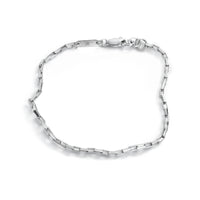 Minimalistisches Silberarmband Herren aus 925 Sterling Silber im Small Paperclip Design, als schmales Armband auf hellem Hintergrund dargestellt, wobei die feinen länglichen Glieder klar sichtbar sind Sprezzi Fashion