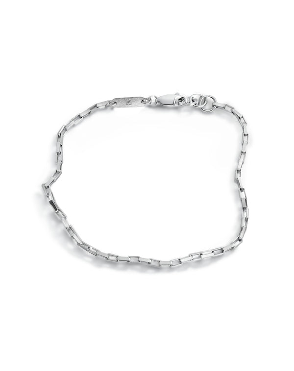Minimalistisches Silberarmband Herren aus 925 Sterling Silber im Small Paperclip Design, als schmales Armband auf hellem Hintergrund dargestellt, wobei die feinen länglichen Glieder klar sichtbar sind Sprezzi Fashion