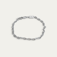 Markante Cable Link Glieder aus 925 Sterling Silber bilden eine klare Kettenstruktur mit gleichmäßiger Oberfläche und verleihen dem Herren Armband einen modernen kraftvollen und maskulinen Charakter Sprezzi Fashion