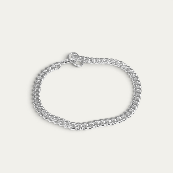 Kräftige Curb Glieder aus 925 Sterling Silber liegen markant aneinander und erzeugen eine klare Kontur mit kräftiger Präsenz für ein modernes Herren Armband mit selbstbewusster maskuliner Ausstrahlung Sprezzi Fashion