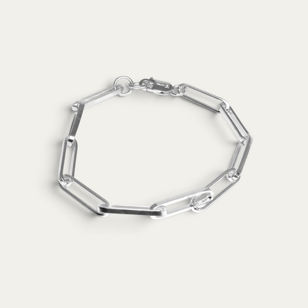 Markante Paperclip Glieder aus 925 Sterling Silber bilden eine klare geometrische Struktur und verleihen dem Herren Armband eine moderne Silhouette mit polierter Oberfläche und selbstbewusster Ausstrahlung Sprezzi Fashion