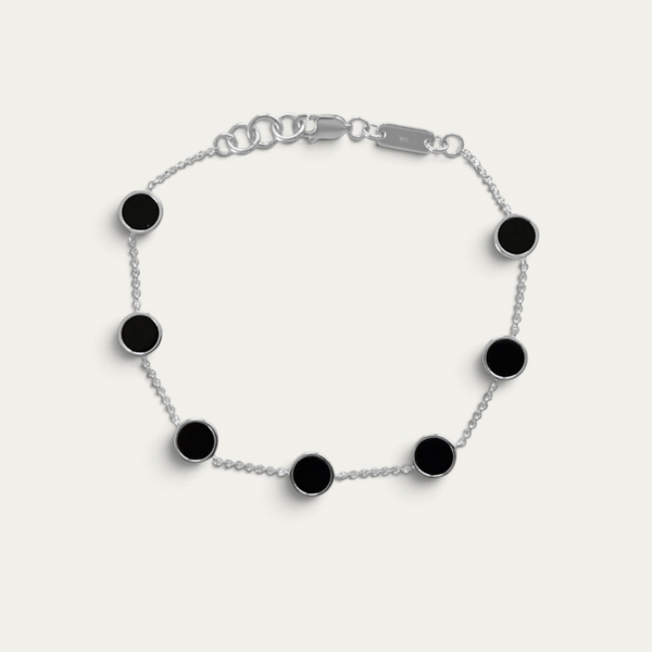 Onyx noir à la surface distinctive, serti d’argent sterling 925, associe une teinte sombre à des lignes épurées pour créer un élégant Bracelet moderne pour homme au caractère masculin Sprezzi Fashion