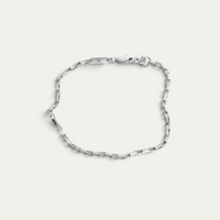 Feine Small Paperclip Glieder aus 925 Sterling Silber bilden eine klare geometrische Struktur und verleihen dem Herren Armband eine leichte moderne Silhouette mit eleganter maskuliner Ausstrahlung Sprezzi Fashion