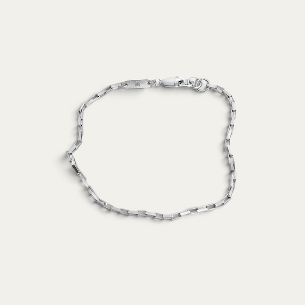 Feine Small Paperclip Glieder aus 925 Sterling Silber bilden eine klare geometrische Struktur und verleihen dem Herren Armband eine leichte moderne Silhouette mit eleganter maskuliner Ausstrahlung Sprezzi Fashion