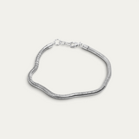 Herren Armband aus 925 Sterling Silber mit glattem Snake Design und fließender Oberfläche verbindet geschmeidige Konturen mit einem klaren modernen Look und einer eleganten maskulinen Ausstrahlung Sprezzi Fashion