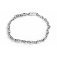 Nahaufnahme eines minimalistischen Silberarmbands Herren aus 925 Sterling Silber im Cable Link Design, dessen schmale Gliederstruktur das Licht sanft reflektiert und eine klare, moderne Ausstrahlung zeigt Sprezzi Fashion