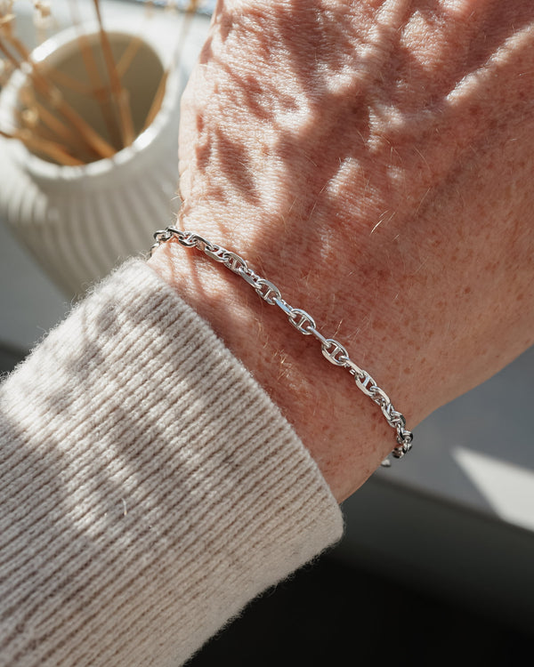Minimalistisches Silberarmband Herren aus 925 Sterling Silber im Cable Link Design, das am Handgelenk getragen wird und durch seine schmale Form eine moderne, reduzierte Optik zeigt Sprezzi Fashion