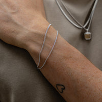 Ensemble de bracelets en argent sterling 925 avec un bracelet fin Box Thin et un bracelet Small Curb étroit porté au poignet pour un look minimaliste clair avec une élégance épurée, des lignes modernes et une sérénité masculine au quotidien Sprezzi Fashion