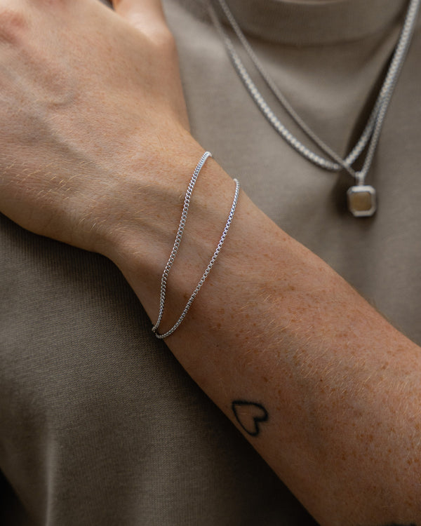 Ensemble de bracelets en argent sterling 925 avec un bracelet fin Box Thin et un bracelet Small Curb étroit porté au poignet pour un look minimaliste clair avec une élégance épurée, des lignes modernes et une sérénité masculine au quotidien Sprezzi Fashion