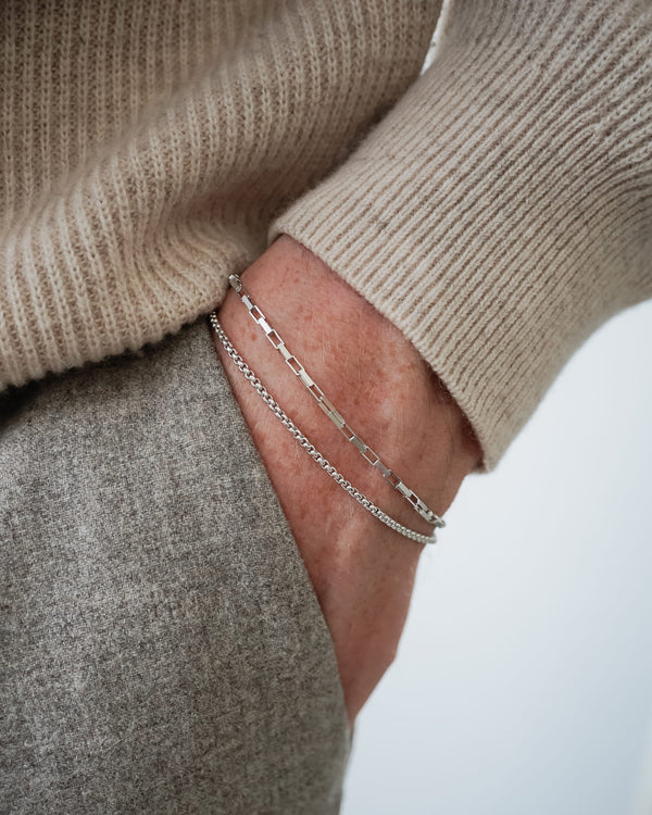 Minimalistisches Silberarmband Herren aus 925 Sterling Silber im Box Thin und Small Paperclip Design, gemeinsam am Handgelenk getragen, wobei die unterschiedlichen Gliederstrukturen stilvoll kombiniert werden Sprezzi Fashion