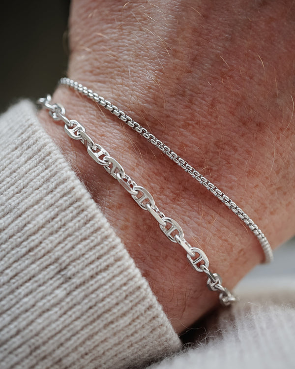 Minimalistisches Silberarmband Herren aus 925 Sterling Silber im Cable Link und Box Thin Design, gemeinsam am Handgelenk getragen, wobei die unterschiedlichen Gliederstrukturen stilvoll kombiniert werden Sprezzi Fashion