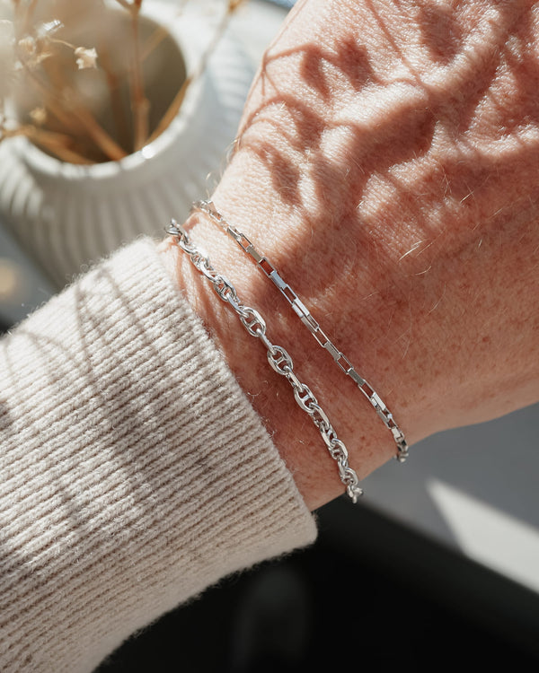 Minimalistisches Silberarmband Herren aus 925 Sterling Silber im Cable Link und Small Paperclip Design, gemeinsam am Handgelenk getragen, wobei die unterschiedlichen Gliederstrukturen stilvoll kombiniert werden Sprezzi Fashion