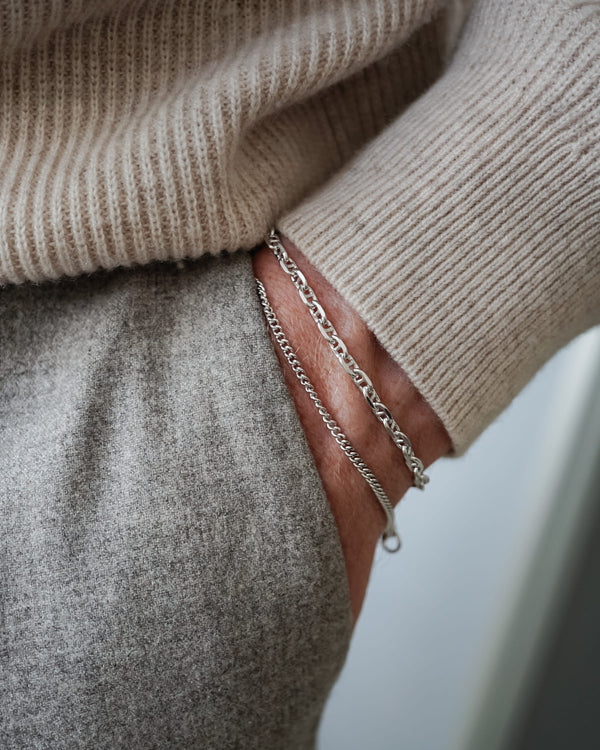 Minimalistisches Silberarmband Herren aus 925 Sterling Silber im Small Curb und Cable Link Design, gemeinsam am Handgelenk kombiniert getragen, wobei die unterschiedlichen Gliederstrukturen stilvoll hervorgehoben werden Sprezzi Fashion