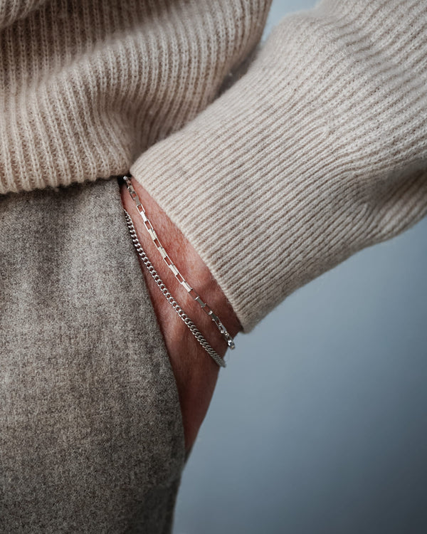 Minimalistisches Silberarmband Herren aus 925 Sterling Silber im Small Paperclip und Small Curb Design, im Alltag getragen, wobei Struktur und Kombination der Glieder hervorgehoben werden Sprezzi Fashion