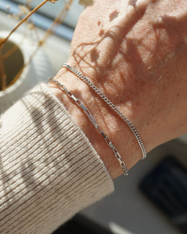 Minimalistisches Silberarmband Herren aus 925 Sterling Silber im Small Paperclip und Small Curb Design, gemeinsam am Handgelenk getragen, wobei die unterschiedlichen Gliederstrukturen stilvoll kombiniert werden Sprezzi Fashion