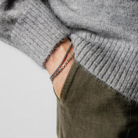 Armband Set aus 925 Sterling Silber mit geschmeidigem Snake Armband und fein gearbeitetem Fine Toggle Armband getragen am Handgelenk fuer einen ausgewogenen Look mit fließender Eleganz klarer Linien und moderner maskuliner Raffinesse im Alltag Sprezzi Fashion