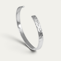 Herren Armreif aus 925 Sterling Silber mit gehämmerter Oberfläche und charakteristischen Lichtreflexionen verbindet handwerklich wirkende Struktur mit einer markanten modernen maskulinen Ästhetik Sprezzi Fashion