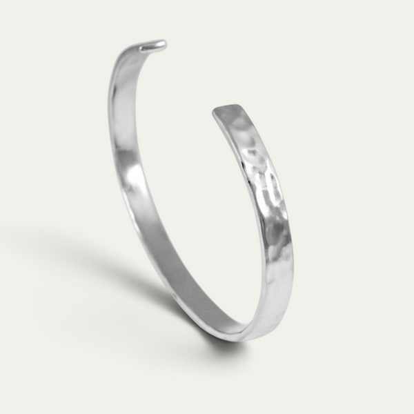 Herren Armreif aus 925 Sterling Silber mit gehämmerter Oberfläche und charakteristischen Lichtreflexionen verbindet handwerklich wirkende Struktur mit einer markanten modernen maskulinen Ästhetik Sprezzi Fashion