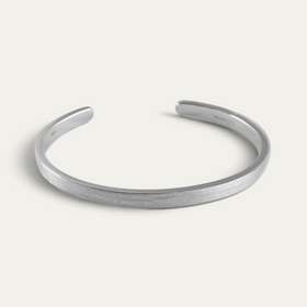 Jonc pour homme en argent sterling 925 à la surface Raw distinctive et au contour organique, présentant une structure volontairement naturelle pour un look moderne, masculin et personnalisé Sprezzi Fashion