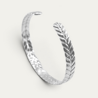 Herren Armreif aus 925 Sterling Silber mit römischem Lorbeerkranz Relief verbindet antike Ornamentik mit markanter Formgebung und einer eleganten maskulinen Ausstrahlung Sprezzi Fashion