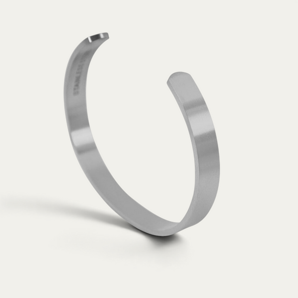 Brazalete para hombre de acero inoxidable mate con superficie finamente texturizada y un discreto acabado plateado para un look moderno y minimalista Sprezzi Fashion