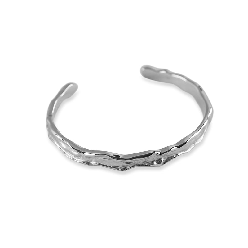 Die Aufnahme zeigt einen massiv gefertigten Armreif aus Silber dessen rau inspirierte meteoritenaehnliche Textur und klare technische Linien ein modernes kraftvolles Erscheinungsbild formen das Maennern praegende Eleganz und futuristische Aesthetik bietet Sprezzi Fashion