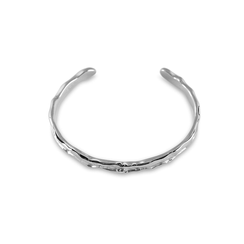 Die Innenflaeche erscheint glatt und hochwertig verarbeitet und bildet einen ruhigen visuellen Ausgleich zur markanten meteoritenartigen Struktur der Aussenseite wobei die massive Silberqualitaet deutlich sichtbar bleibt Sprezzi Fashion