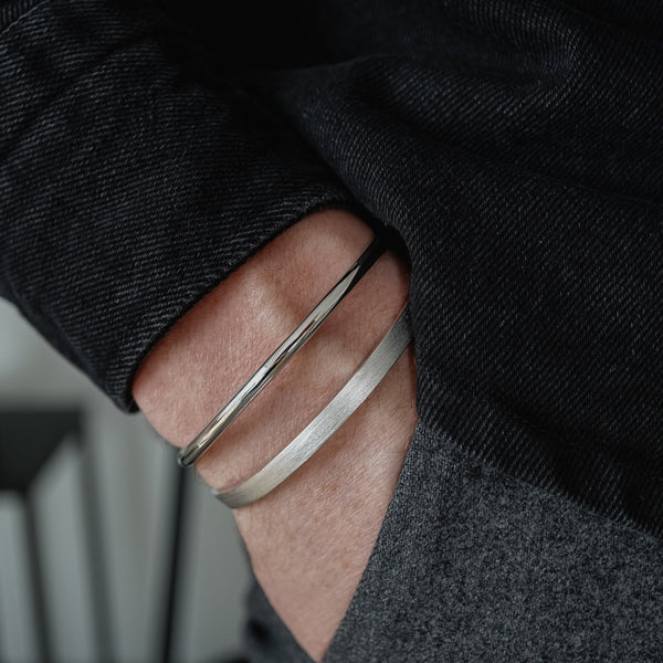 Moderner Silber Armreif für Herren mit zeitlosem minimalistischen Design Sprezzi Fashion