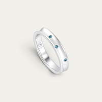 Herren Bandring aus 925 Sterling Silber mit drei sichtbaren hellblauen Zirkonia Steinen zeigt die abgerundete Bandform und seitliche Ansicht Sprezzi Fashion
