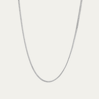 Kräftige Curb Glieder aus 925 Sterling Silber liegen flach aneinander und erzeugen eine markante Kontur mit polierter Oberfläche und kühlem Glanz für ein modernes maskulines Schmuckdesign Sprezzi Fashion