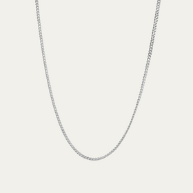 Los robustos eslabones Curb de plata de ley 925 se disponen planos unos junto a otros y crean un contorno distintivo con superficie pulida y un brillo frío, para un diseño de joyería masculina y moderno Sprezzi Fashion