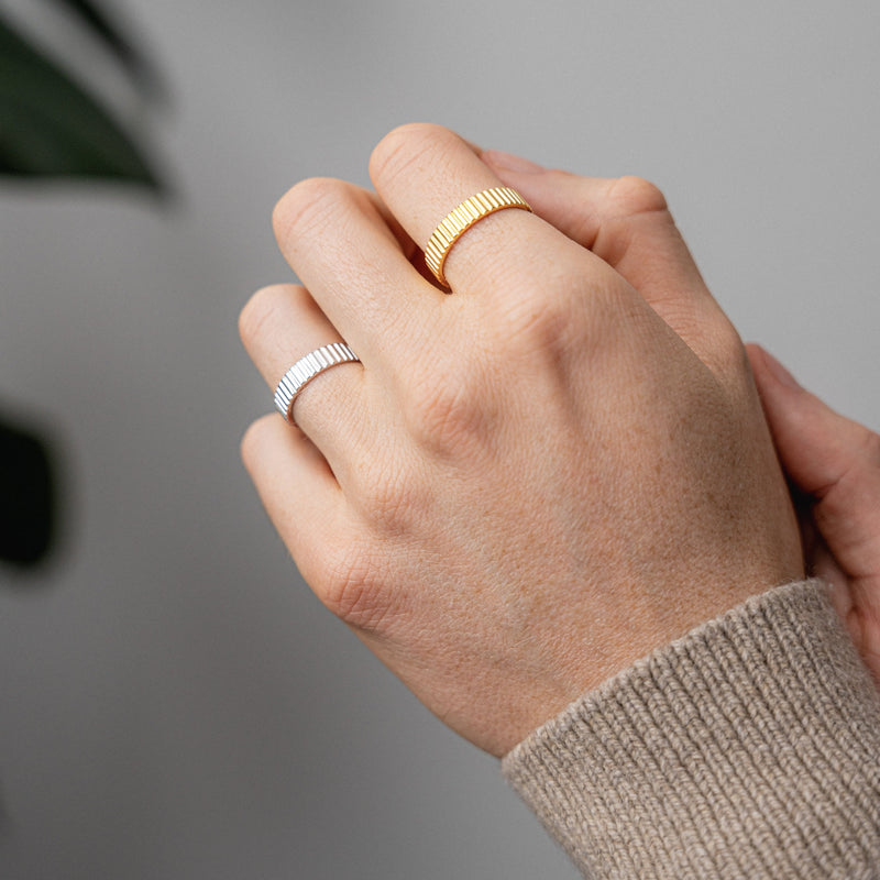 Der zweifarbige Look beider Ringe betont eine klare reduzierte Linie und eine ruhige strukturierte Oberflaeche die modern wirkt Sprezzi Fashion