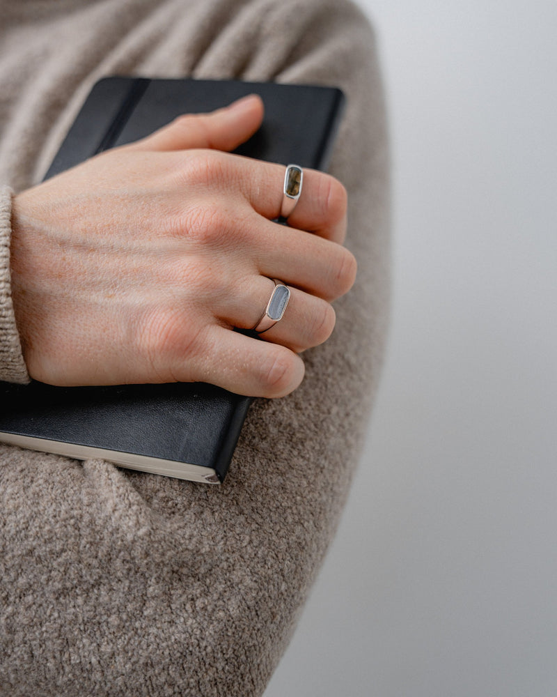 Das Tragefoto zeigt wie beide Ringe zusammen einen modernen reduzierten Stil erzeugen und dank der Natursteine einen charaktervollen Look formen Sprezzi Fashion