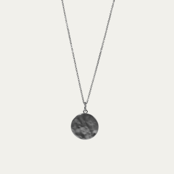 Gehämmerter Anhänger aus 925 Sterling Silber zeigt eine markante strukturierte Oberfläche mit individuellen Lichtreflexionen und verleiht der rhodinierten Herren Halskette eine charaktervolle moderne Wirkung Sprezzi Fashion