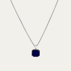 Colgante de lapislázuli azul con una montura distintiva de plata de ley 925 que muestra matices de color naturales y una superficie de rodio finamente acabada para un brillo frío y una elegante personalidad masculina Sprezzi Fashion