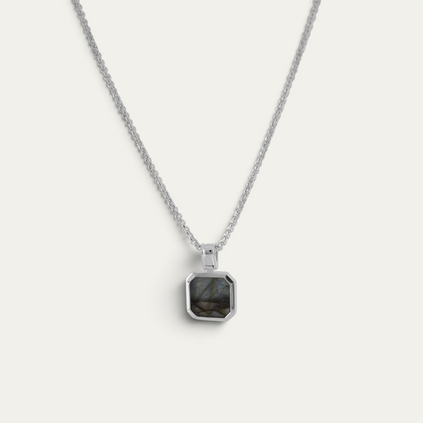 Grau gemusterter Larvikit Anhänger in einer Fassung aus 925 Sterling Silber zeigt natürliche Strukturen und charakteristische Farbnuancen kombiniert mit kühlem Rhodium Glanz für einen modernen maskulinen Look Sprezzi Fashion