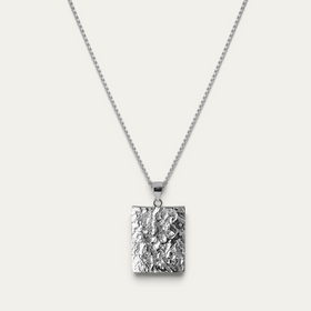 Markanter Meteoriten Anhänger aus massivem 925 Sterling Silber mit strukturierter Oberfläche und kühlem Rhodium Glanz verbindet klare Konturen mit einer futuristischen technischen Ästhetik für einen modernen maskulinen Look Sprezzi Fashion
