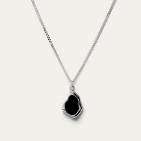 Schwarzer Onyx Crash Anhänger aus 925 Sterling Silber zeigt eine kontrastreiche strukturierte Oberfläche und kühlen Rhodium Glanz wodurch ein markantes modernes Accessoire mit kraftvoller maskuliner Wirkung entsteht Sprezzi Fashion
