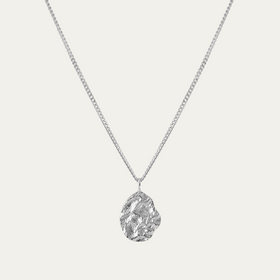 Ovaler Meteoriten Anhänger aus massivem 925 Sterling Silber mit charakteristischer strukturierter Oberfläche und kühlem Rhodium Glanz verbindet eine kraftvolle Form mit futuristischem Design und moderner maskuliner Ausstrahlung Sprezzi Fashion