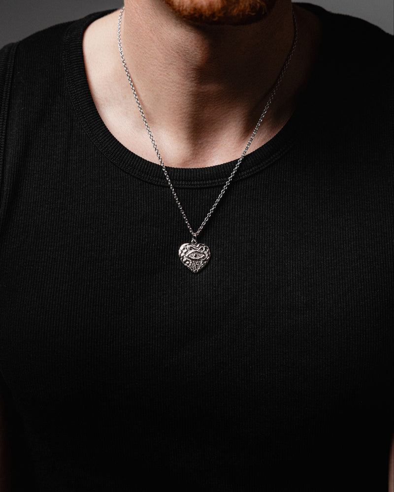 Die 925 Sterling Silber Halskette mit Allsehendes Auge Anhaenger steht fuer Bewusstsein und innere Staerke das polierte Silber spiegelt Licht in zeitloser Eleganz Sprezzi Fashion